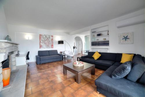 A seating area at Athens Glyfada Riviera Apartment