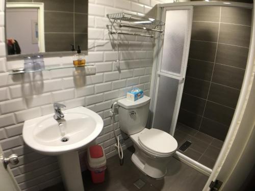 a bathroom with a toilet and a sink at Corner Inn九份住宿I 小角落民宿I 機車租借I日夜間導覽 in Jiufen