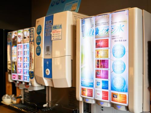 スーパーホテル松山に飾ってある許可証、賞状、看板またはその他の書類