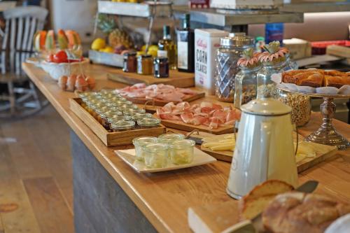 een buffet met verschillende soorten eten op tafel bij Pietra Cavalla - Ranch & Resort in Polpenazze del Garda
