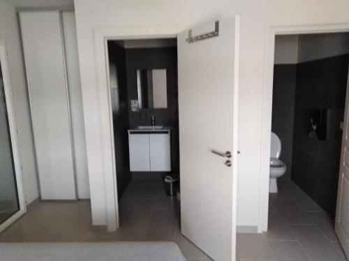 une salle de bain avec toilettes et lavabo dans l'établissement Le Golfe, à Figari