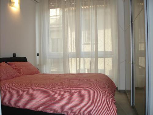 ein Schlafzimmer mit einem Bett und einem großen Fenster in der Unterkunft Milan City Center Apartment in Mailand