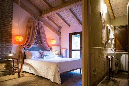 a bedroom with a large bed in a room at Relais Cascina Scottina in Cadeo