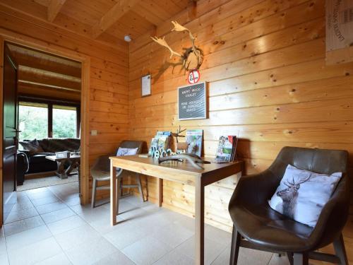 Holzzimmer mit einem Waschbecken und einem Schreibtisch in der Unterkunft Splendid Chalet in Durbuy with Garden in Durbuy