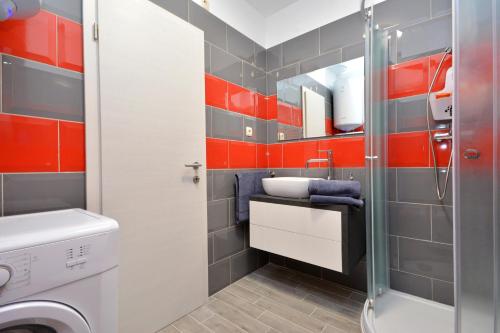 La salle de bains est pourvue d'un lavabo et d'un lave-linge. dans l'établissement Sea View Luxury Apartments, ALA DA, à Milna