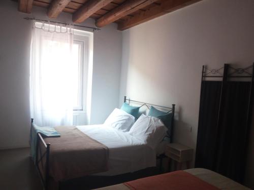 1 dormitorio con 2 camas y ventana en Residenza Navi, en Verona