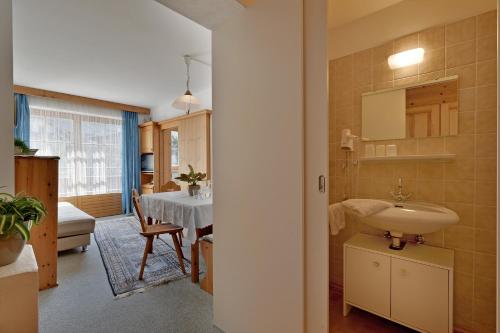 ein Badezimmer mit einem Waschbecken und einem Tisch in der Unterkunft Gästehaus Elfriede in Mayrhofen