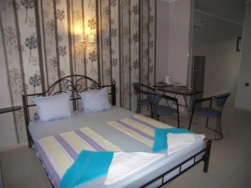 カバルジンカにあるGuest House Stepnaya 2のベッドルーム(ベッド1台、テーブル、椅子付)