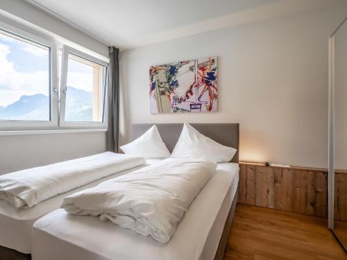 twee bedden in een kamer met twee ramen bij Warm Apartment in Gosau with shared Sauna in Gosau