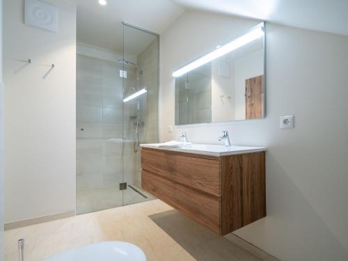 Ett badrum på Cozy Apartment in Gosau with shared Sauna