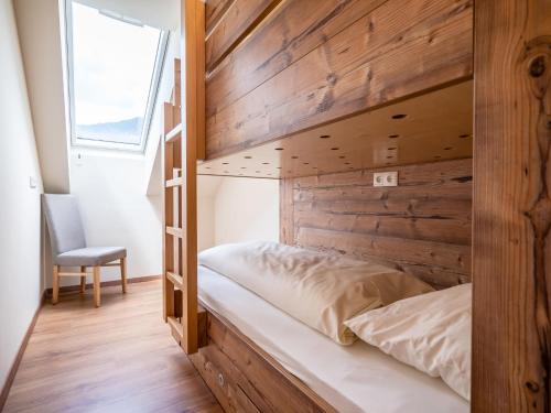 เตียงสองชั้นในห้องที่ Cozy Apartment in Gosau with shared Sauna