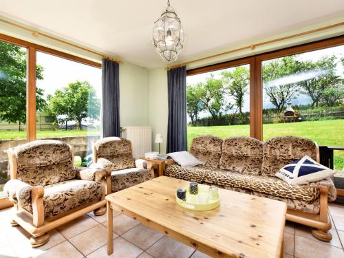 sala de estar con sofás y mesa en Comfortable Holiday Home in St Vith, en Amelscheid