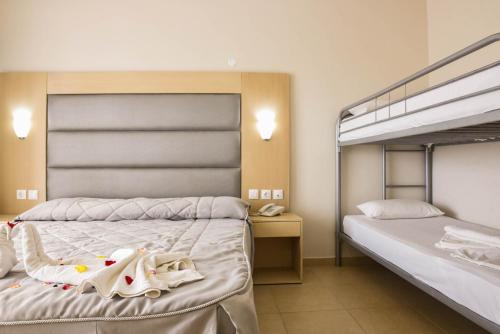 Ένα ή περισσότερα κρεβάτια σε δωμάτιο στο Marathon Hotel - All Inclusive