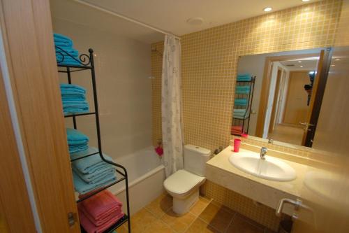 ベラにあるLomas del Mar 5 Bajoのバスルーム(洗面台、トイレ、鏡付)