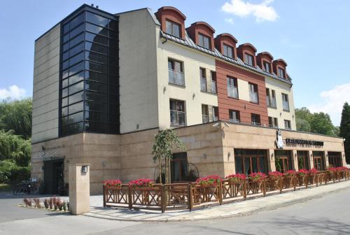 budynek z kwiatami przed nim w obiekcie Hotel Zakliki w Krakowie