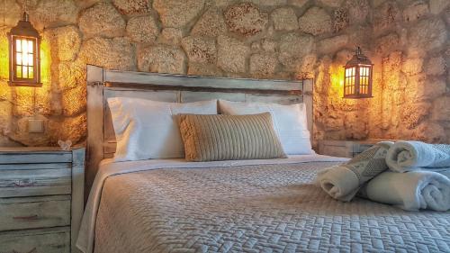Posteľ alebo postele v izbe v ubytovaní Luxurious Stone House in Elani