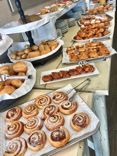 Hotel Parco في ميلانو ماريتيما: طاولة عليها أنواع مختلفة من الحلويات