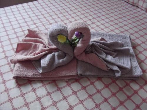 un par de toallas con una flor en una cama en Lancelot, en Puerto Rico de Gran Canaria