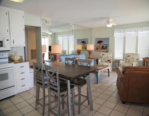 eine Küche und ein Wohnzimmer mit einem Tisch und Stühlen in der Unterkunft Southern Sands 104 Condo in Gulf Shores
