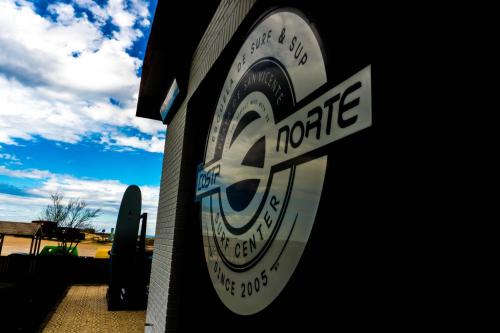 a sign on the side of a building that reads northsie at Apartamentos Costa Norte in San Vicente de la Barquera