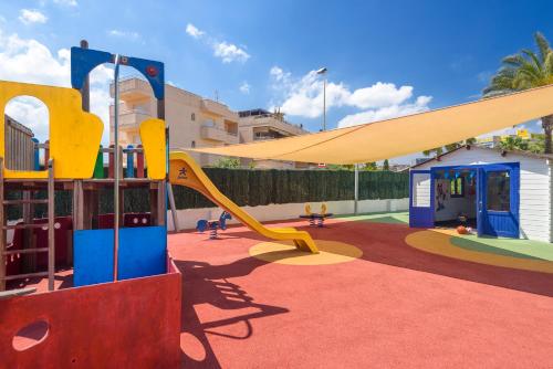 Ο χώρος παιχνιδιού για παιδιά στο Aparthotel Tropic Garden