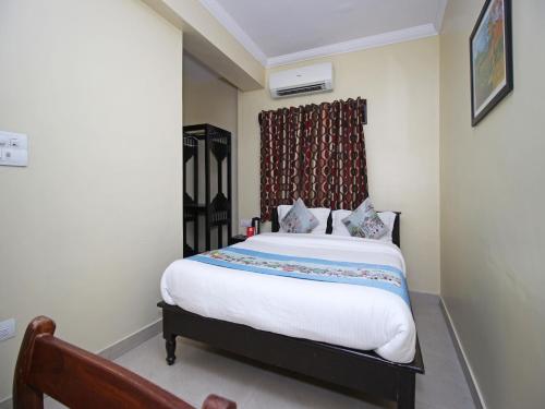 En eller flere senge i et værelse på Hotel Ajit Mansion