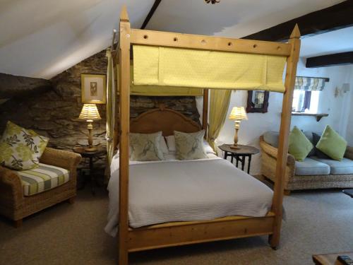 Un pat sau paturi într-o cameră la Ty Gwyn Hotel