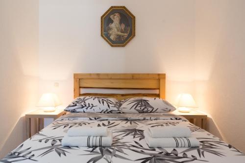 um quarto com uma cama com 2 candeeiros em ambos os lados em Studio Apartments Plitvice Lacus em Korenica