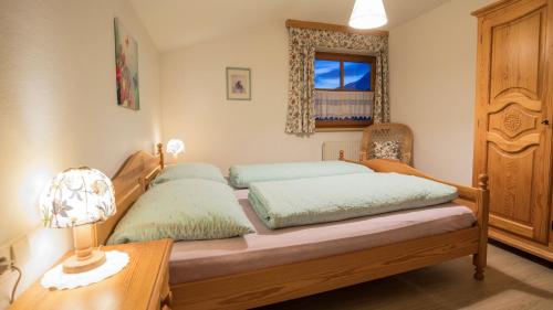 Ένα ή περισσότερα κρεβάτια σε δωμάτιο στο Aparthaus Bergführer Harald Gleirscher