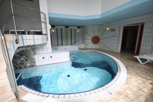 einen großen Pool im Bad mit in der Unterkunft Sporthotel Mölltal in Flattach