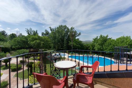 Bazén v ubytování Hotel Fuente Las Piedras nebo v jeho okolí
