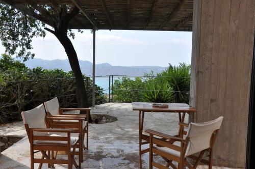 a group of chairs and a table and a table at Red Art Maisonette in Kardhakáta