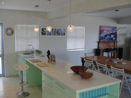 Fotografie z fotogalerie ubytování PERFECT 10 - 10 to 13 Sleeper Luxury Holiday Home Breakage Deposit of R2500 per Weekend Lease v destinaci Langebaan