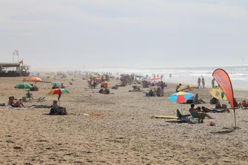 コニル・デ・ラ・フロンテーラにあるApartamento Velarde IIIの傘持ちの浜辺の人々