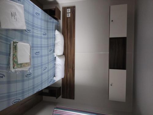 La salle de bains est pourvue d'un miroir et d'un porte-serviettes. dans l'établissement Mobil home, à Gastes