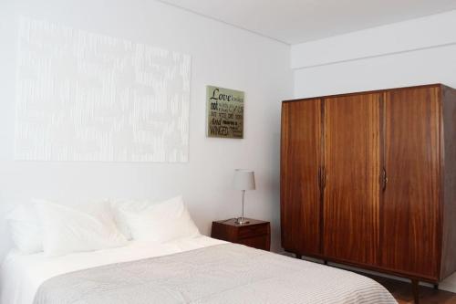 Tempat tidur dalam kamar di Modern and bright apartment close to the beach