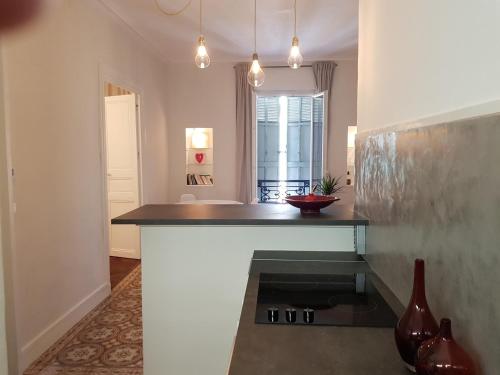 une cuisine avec un comptoir et un plan de travail dans l'établissement Vintage Vieux-Port Apartment, à Marseille
