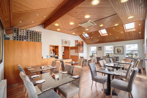 Imagen de la galería de The Waterfront Seafront hotel and Bistro, en Portpatrick