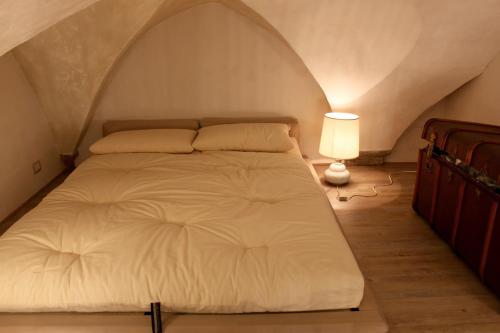 um quarto com uma cama e um tecto arqueado em Casa enzo em Arezzo