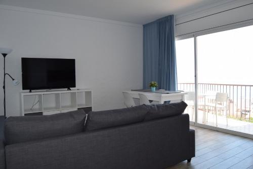 TV o dispositivi per l'intrattenimento presso Apartamentos AR Muntanya Mar