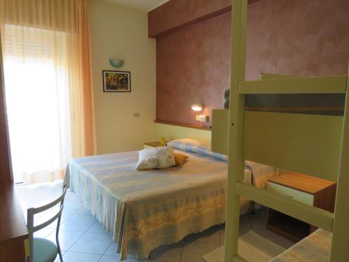 ein Schlafzimmer mit einem Bett und einem Etagenbett in der Unterkunft Hotel Solidea in Rimini