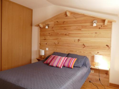 ラ・コティニエールにあるMa Chaumiereのベッドルーム1室(木製の壁の青いベッド1台付)