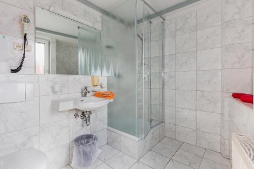 Ett badrum på Hotel Excelsior