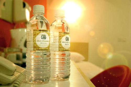 dos botellas de agua sentadas sobre una mesa en Old Penang Hotel - Penang Times Square, en George Town