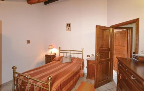 1 dormitorio con 1 cama, vestidor y puerta en Casa Lugnano en Città di Castello