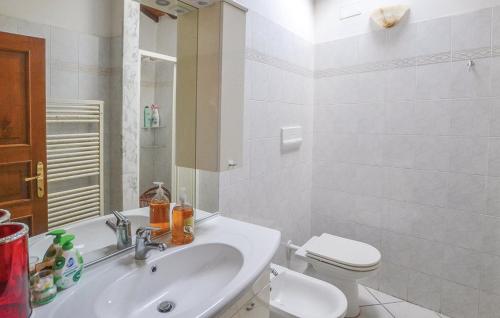 Baño blanco con lavabo y aseo en Casa Lugnano en Città di Castello