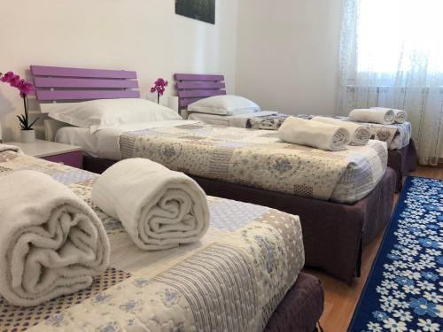 a group of beds with towels on them in a room at Hotel Venice Tour in Mestre