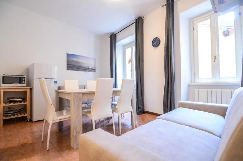 a living room with a table and chairs at Bellagio Apartment in Bellagio