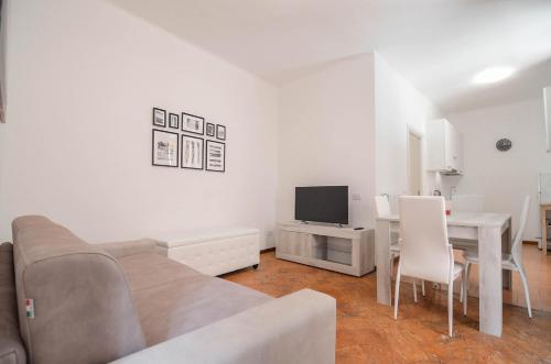a living room with a couch and a table and a television at Bellagio Apartment in Bellagio
