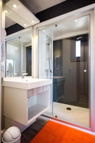 une salle de bain avec une douche en verre et un lavabo dans l'établissement Camping Mas De Pierredon, à Sanary-sur-Mer